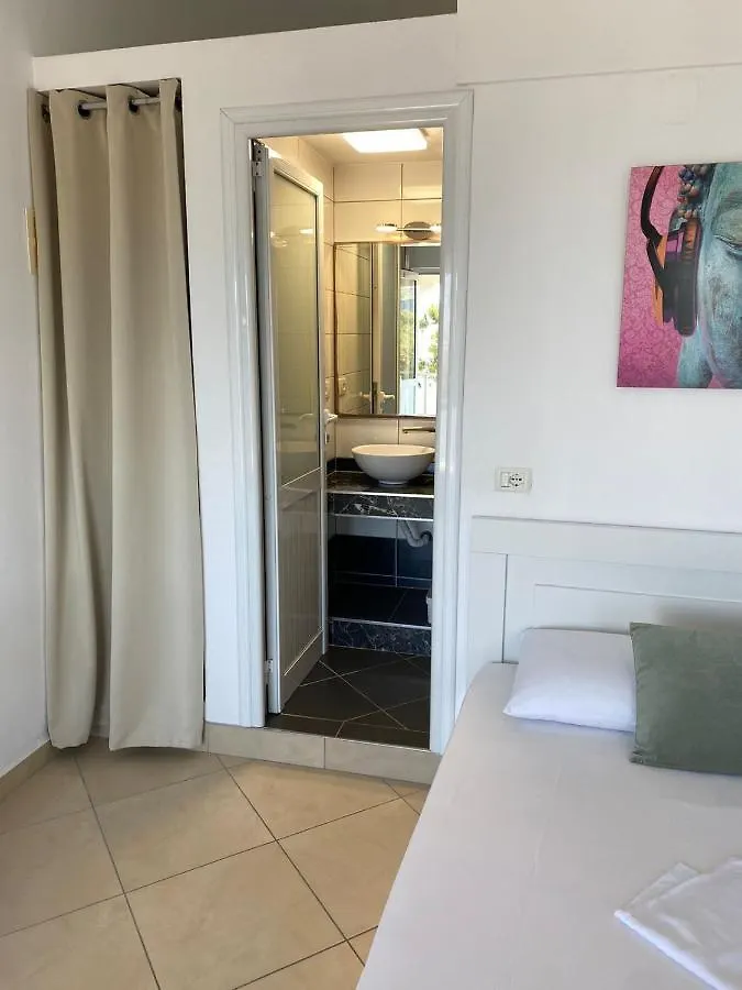 Spile Rooms Lukas Himara
