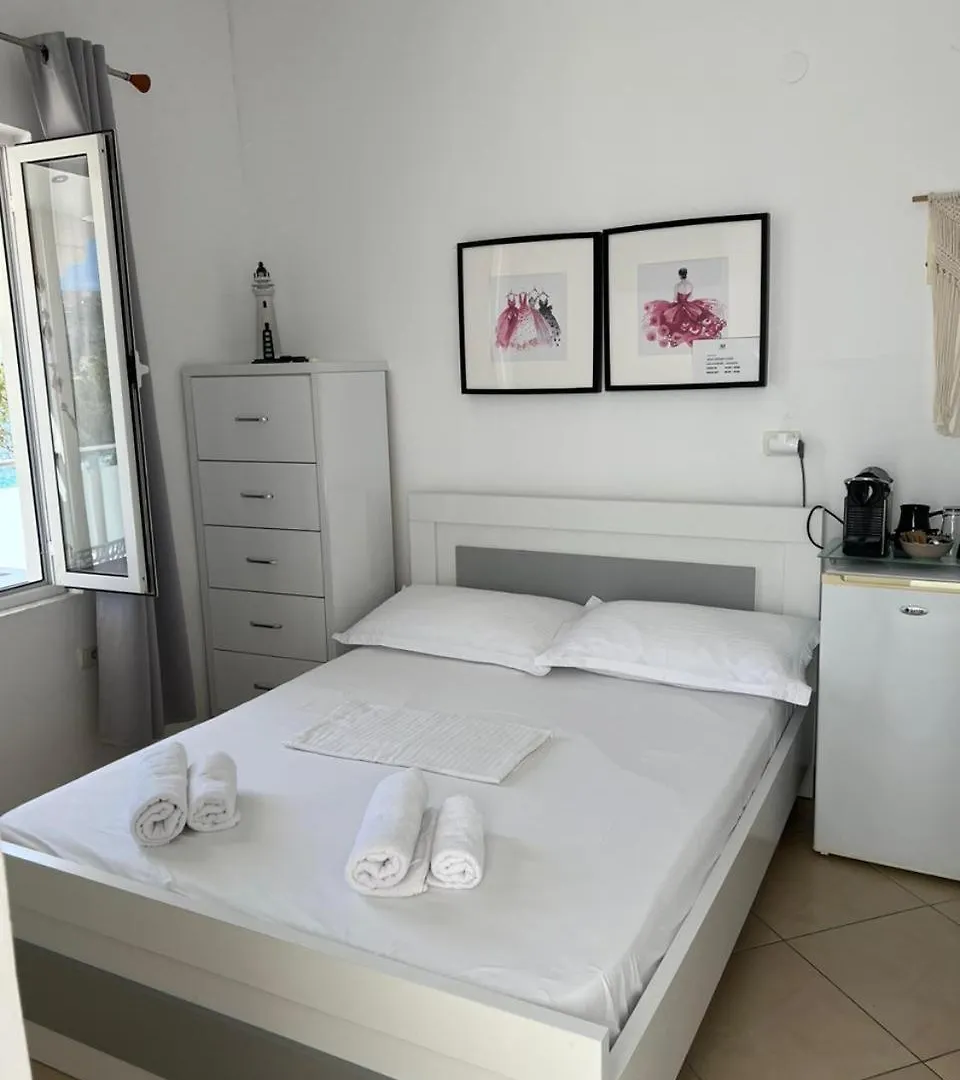 Spile Rooms Lukas Himara