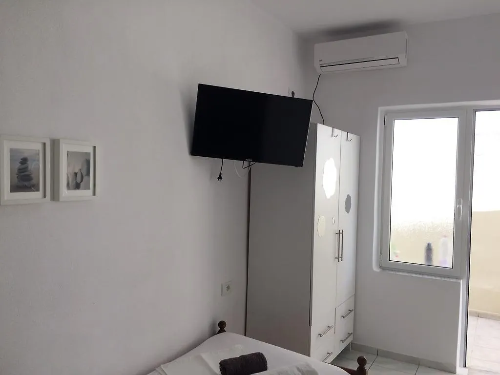 Spile Rooms Lukas Himara